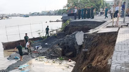 Sạt lở đường bêtông tại Cần Thơ, giao thông bị chia cắt