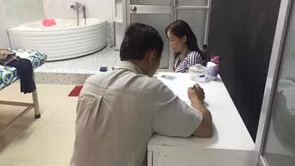 Kiểm tra cơ sở matxa, phát hiện nhân viên kích dục cho khách