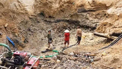 Dùng thuốc nổ phá hủy các hầm vàng trái phép