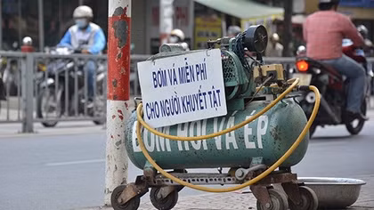 Vá xe miễn phí lưu động cho du khách gặp phải 'đinh tặc'