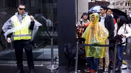 Fan Apple đội mưa đón Iphone 6S
