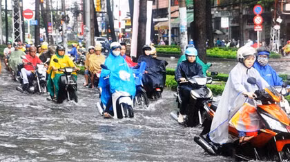 Cơn mưa lớn gây ngập, xe chết máy hàng loạt