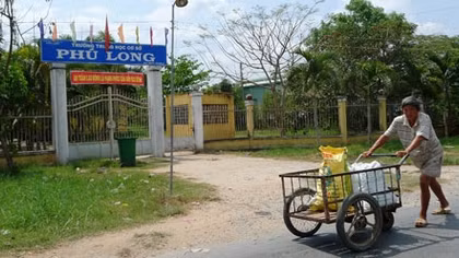 Nữ sinh bị đánh, kiểm điểm Hiệu trưởng
