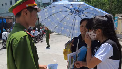 Chiến sĩ Công an giúp thí sinh tìm lại giấy CMND và thẻ dự thi bị mất