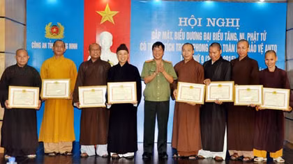 Biểu dương tăng ni, phật tử xuất sắc trong phong trào toàn dân BVANTQ