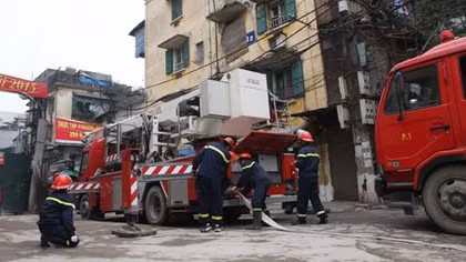 Diễn tập chữa cháy, cứu người mắc kẹt trong khu tập thể