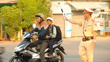 Nhiều phụ huynh vẫn cố tình cho con ‘đầu trần’