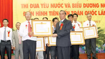 Biểu dương 300 gương nông dân điển hình