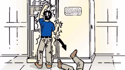 Đút chìa khóa vào ổ điện, cháu bé 2 tuổi bị điện giật chết