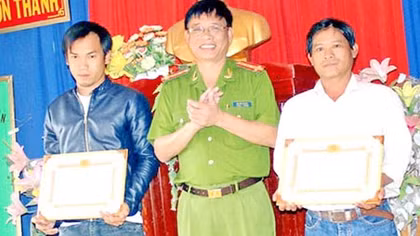 Truy bắt kẻ cướp tiệm vàng, hai công dân được giấy khen