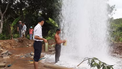 Giếng nước bất ngờ phun cao 20m: Lo ngại nguy cơ sụt lún