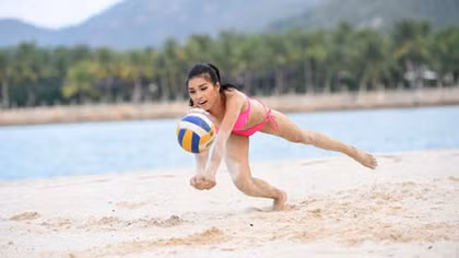 Người đẹp Hoa hậu Hoàn Vũ Việt Nam 2015 hào hứng với môn bóng chuyền