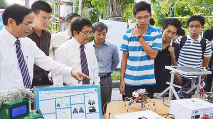 Sinh viên Việt Nam chế tạo được robot giúp do thám, tháo gỡ bom mìn