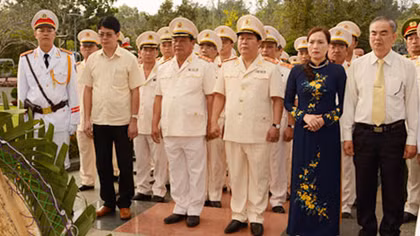 Đoàn đại biểu Bộ Công an viếng thăm và dâng hương tại Côn Đảo