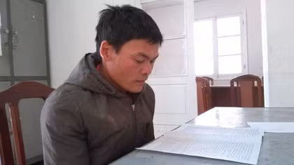 Chém chết vợ trong cơn ghen rồi dắt con đi đầu thú