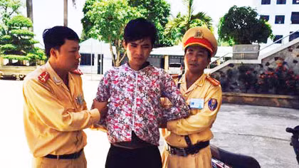 Truy đuổi đối tượng vi phạm giao thông, phát hiện ma túy