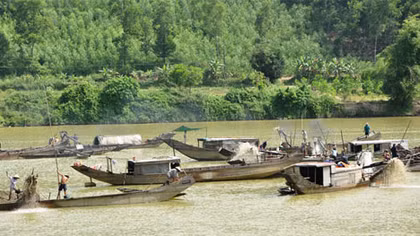 Xử lý tình trạng khai thác cát trái phép trên sông Hương