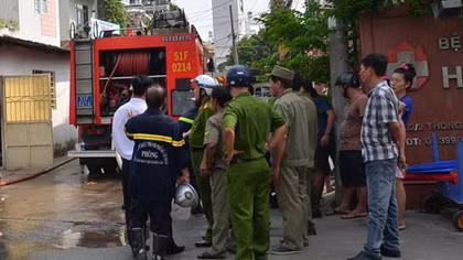 Cháy nhà gác gỗ trong hẻm, một chiến sĩ Cảnh sát PCCC bị thương