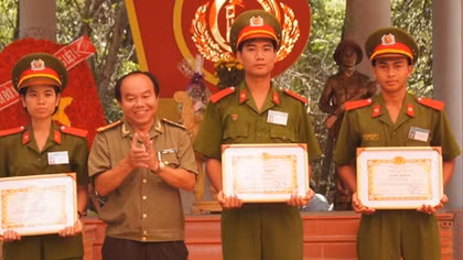 Công an tỉnh Bình Dương: Tặng giấy khen 6 sinh viên Cảnh sát có thành tích xuất sắc