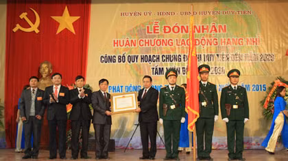 Quê hương của Lễ hội Tịch Điền đón nhận Huân chương Lao động hạng Nhì