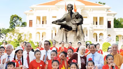 TPHCM: Cung thỉnh tượng 'Bác Hồ với Thiếu nhi' về Nhà Thiếu nhi Thành phố