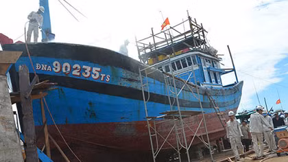 Trao 2,7 tỷ đồng bảo hiểm tàu cá theo Nghị định 67