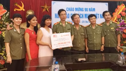 Tập đoàn Home Credit thông qua Báo CAND ủng hộ 100.000.000đ cho học sinh nghèo tỉnh Điện Biên