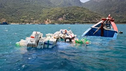 Một tàu đánh cá bị đâm chìm