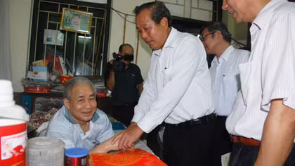 Tặng quà tại Trung tâm Điều dưỡng thương binh Thuận Thành