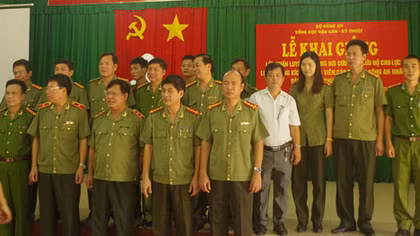 Huấn luyện kỹ năng bơi cứu hộ, cứu nạn cho lực lượng xung kích dự bị
