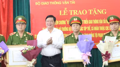 CBCS Cục Cảnh sát hình sự nhận Kỷ niệm chương của Bộ GTVT