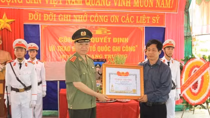 Thứ trưởng Tô Lâm trao Bằng Tổ quốc ghi công tặng thân nhân gia đình Liệt sĩ Lê Quang Trưởng