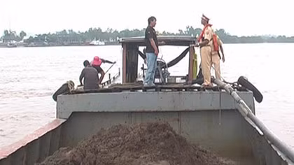 Thường xuyên kiểm tra, giữ bình yên trên dòng sông Hậu