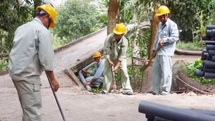 Khẩn trương thi công đường nước sạch cho khu dân cư xã Dương Hà