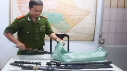 Kiểm tra ô tô, phát hiện dao và mã tấu