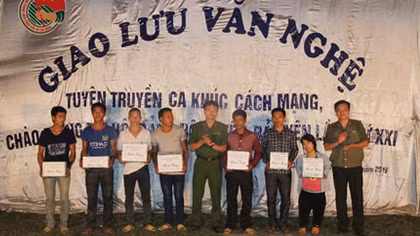 Thanh niên Công an làm đường bê tông cho thôn Bản Qua