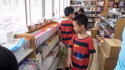 Phụ huynh lựa chọn sách truyện, đồ chơi an toàn