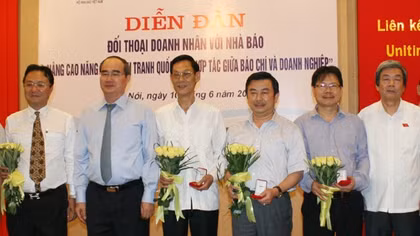 Trao Kỷ niệm chương 'Vì sự phát triển doanh nghiệp' tặng Tổng Biên tập 10 cơ quan báo chí