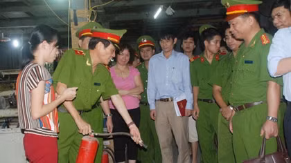Nhà xưởng không lối thoát nạn, lao động không biết dùng bình chữa cháy