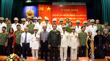 Tô thắm thêm truyền thống anh hùng vẻ vang của lực lượng CAND