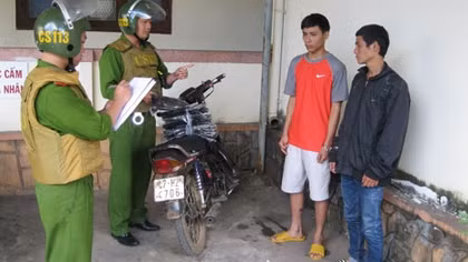 “Ăn bay” trên phố đụng Cảnh sát 113