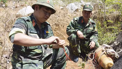 Tiêu hủy một quả bom sót lại sau chiến tranh