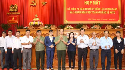 Họp mặt kỷ niệm 70 năm Ngày truyền thống CAND Việt Nam