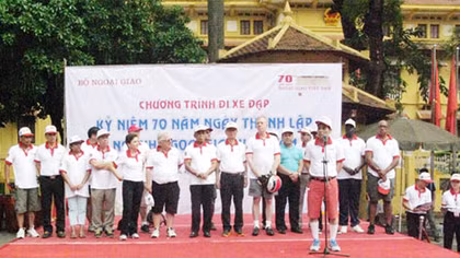 Đạp xe chào mừng 70 năm ngày thành lập ngành Ngoại giao Việt Nam