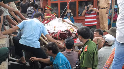 Làng chài xé lòng đón ngư dân xấu số