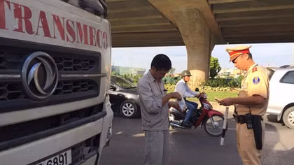 Ra quân xử nghiêm xe tải đi vào phố cấm