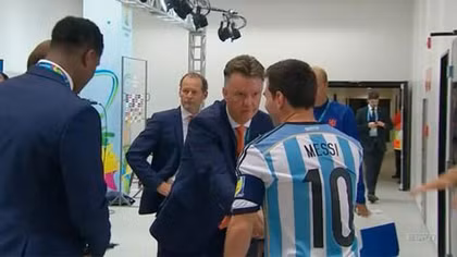 Đến lượt Luis van Gaal an ủi Messi