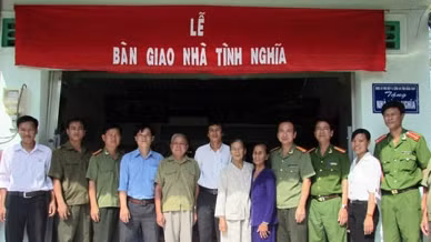 Trao nhà tình nghĩa cho gia đình liệt sĩ