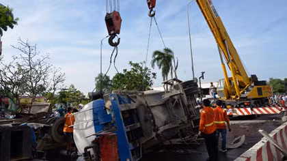 Xe tải kéo lê người đàn ông gần 10m