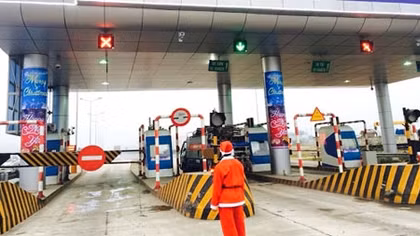 Ông già Noel trên Cao tốc Nội Bài – Lào Cai